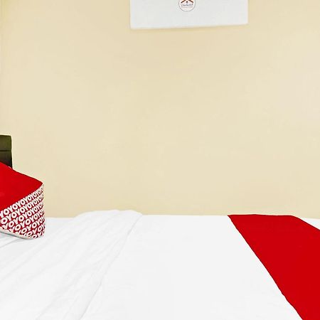 Super Oyo 90692 Point Hostel Джакарта Экстерьер фото
