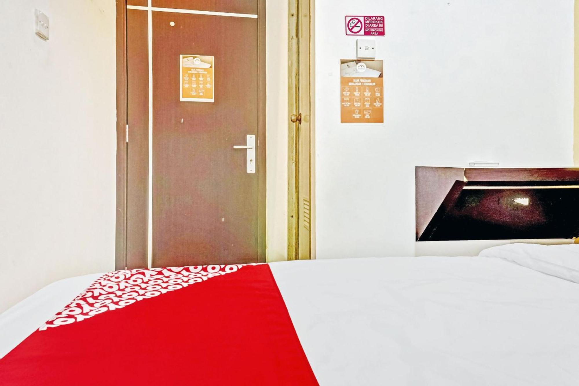 Super Oyo 90692 Point Hostel Джакарта Экстерьер фото