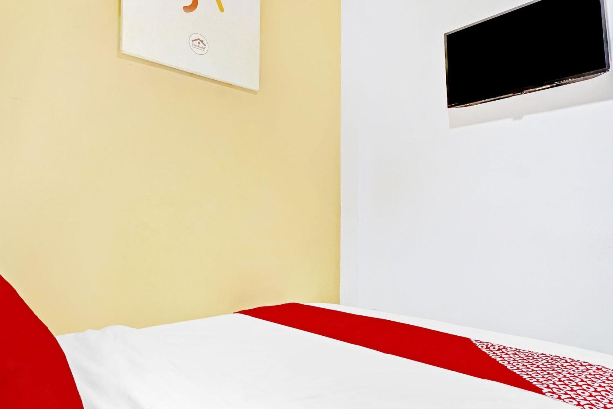 Super Oyo 90692 Point Hostel Джакарта Экстерьер фото