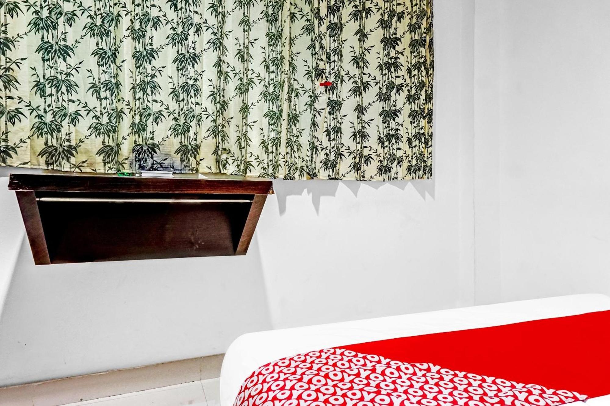 Super Oyo 90692 Point Hostel Джакарта Экстерьер фото
