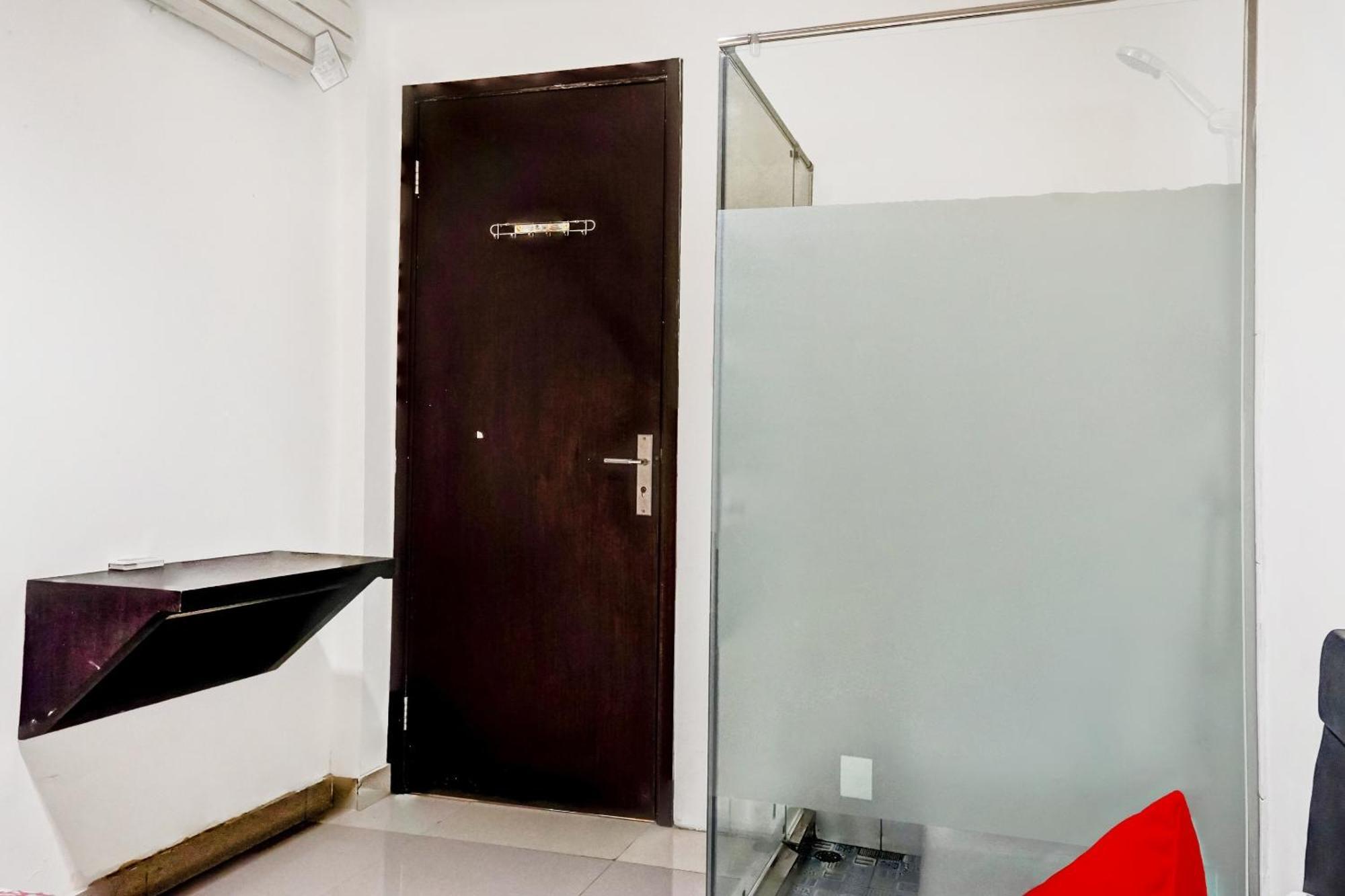 Super Oyo 90692 Point Hostel Джакарта Экстерьер фото
