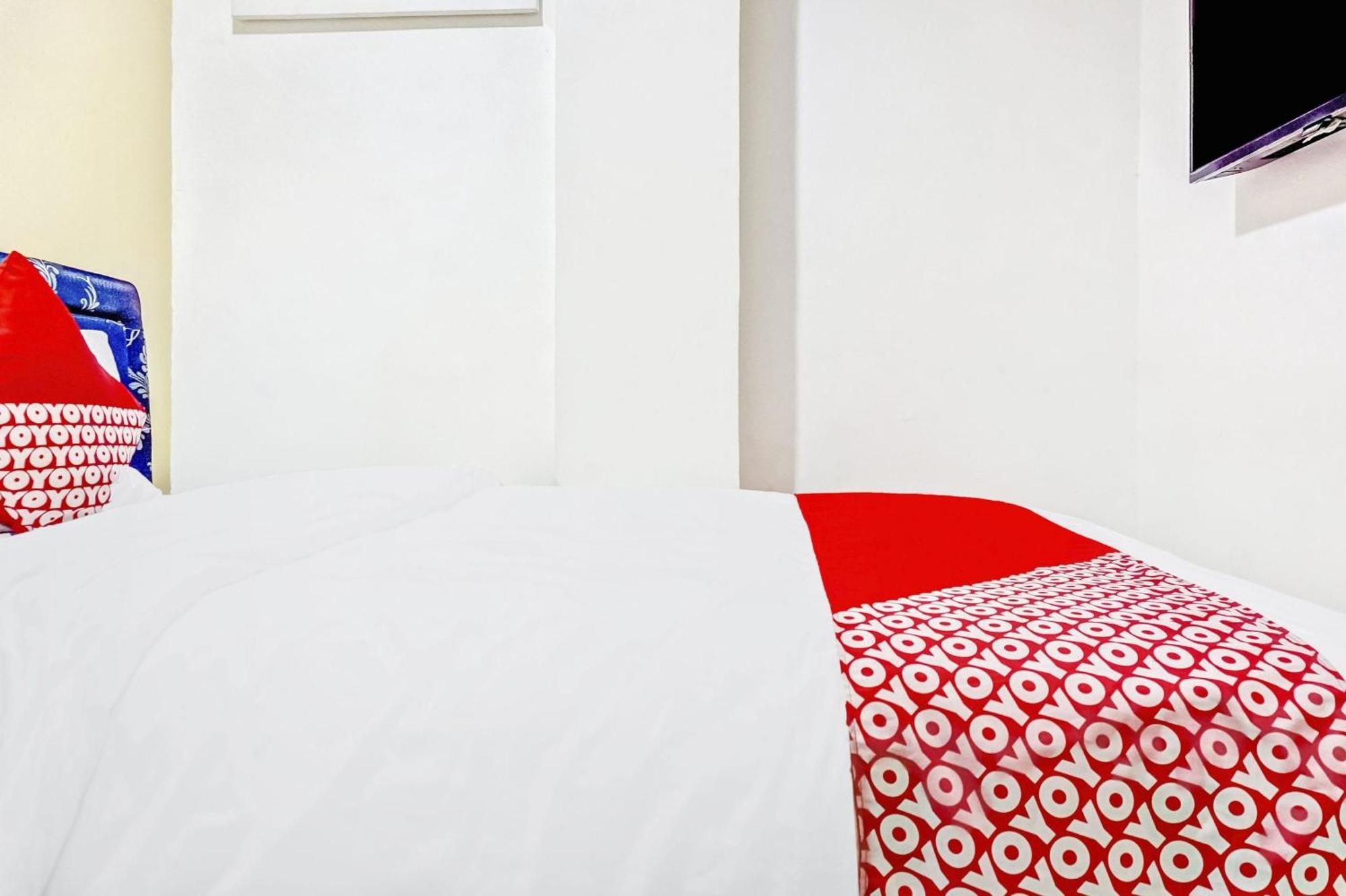 Super Oyo 90692 Point Hostel Джакарта Экстерьер фото